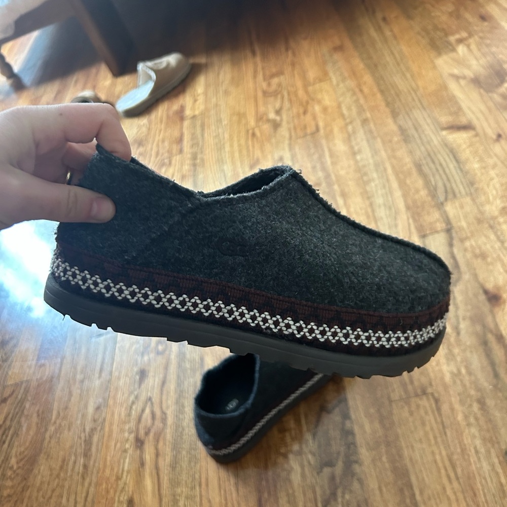 Ugg Tasman • charcoal felt • women’s 9 • great condition